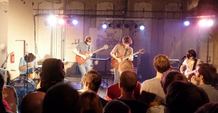 Deerhoof v Meet Factory (Praha, 19. 12. 2008): Greg Saunier - bicí, John Dieterich & Edward Rodriguez - kytary, Satomi Matsuzaki - baskytara a zpěv
