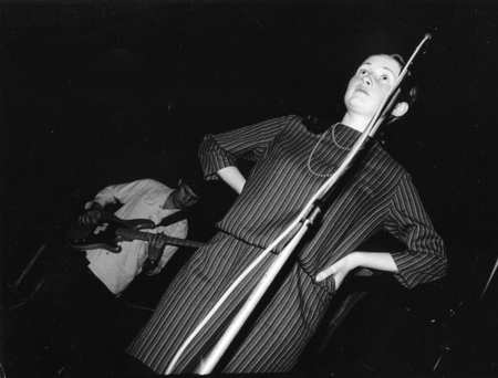 Jana Macháčková, koncert Dvouleté fámy v Junior klubu Na Chmelnici, ale myslím, že ne přímo 20. 11. 1982