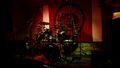 Větší verze po kliknutí. Zdenek Konopasek: Bubny a cinely, solo (Klub Rybanaruby, Praha, 26.6. 2013); fotografoval Jakub Konopasek