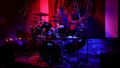 Větší verze po kliknutí. Zdenek Konopasek: Bubny a cinely, solo (Klub Rybanaruby, Praha, 26.6. 2013); fotografoval Jakub Konopasek