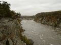 Větší verze po kliknutí. Mather Gorge na řece Potomac, USA - pohled proti proudu směrem ke Great Falls (konec října 2009)