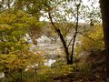 Větší verze po kliknutí. Mather Gorge na řece Potomac, USA - pohled z kopců okolo (konec října 2009)